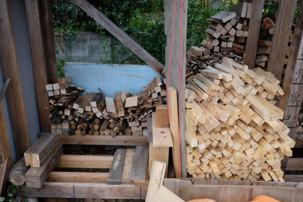 建築廃材を薪ストーブの燃料に | 東風の民家再生ブログ