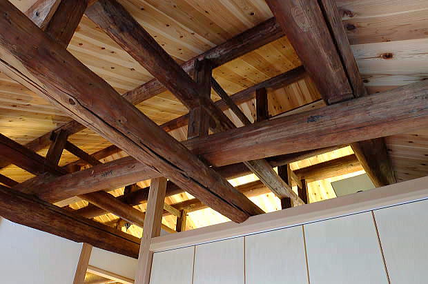 これまで100年にわたって屋根を支え続けてきた丸太梁が重なり合って美しい。石場建て伝統構法型古民家