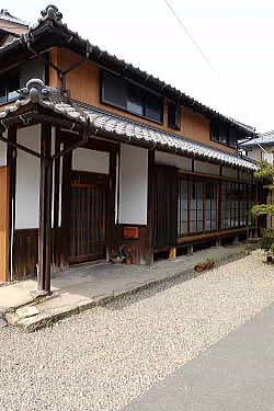 2世帯住宅として再生された、築80年の古民家。兵庫県丹波市