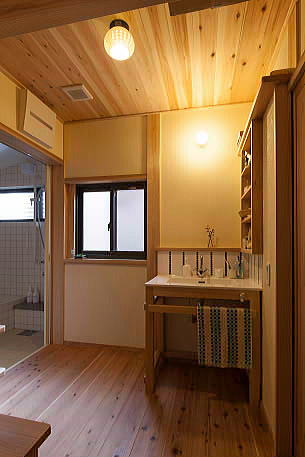 温かみのある杉板張りの洗面脱衣室