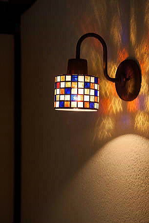 壁面を照らすステンドグラス入りの照明器具
